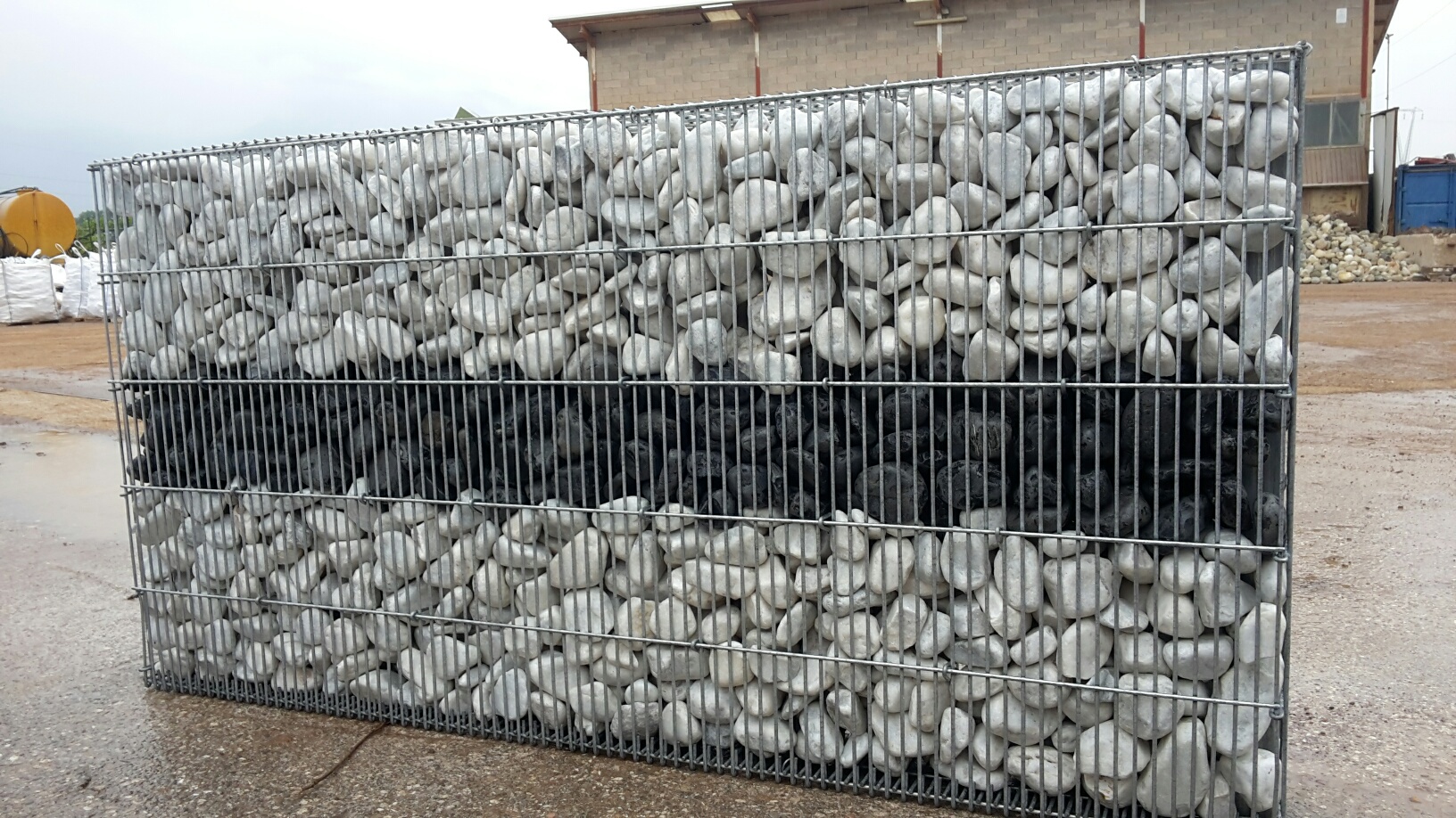 [Gabbione in pietrame per recinzione]